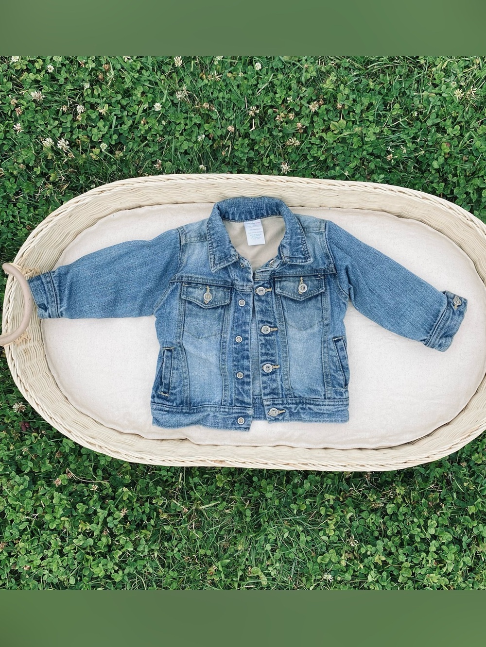 Kids denim jacket with button-up snaps front and functional pockets. 18 months